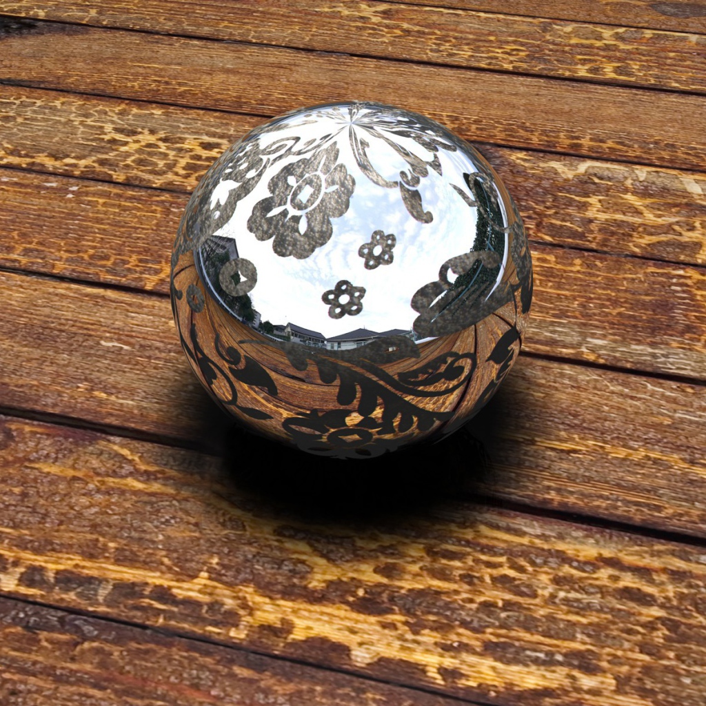 Блестящий шар на деревянном полу