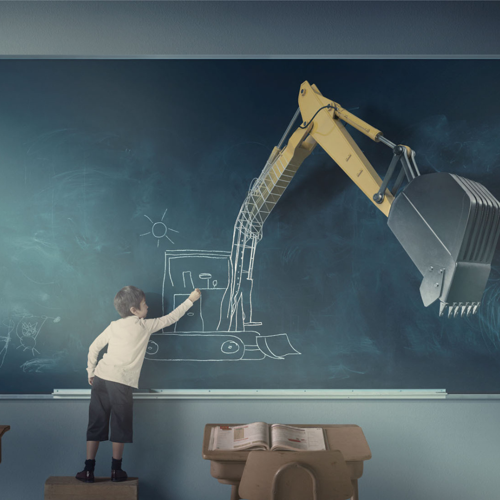 Мальчик рисует экскаватор