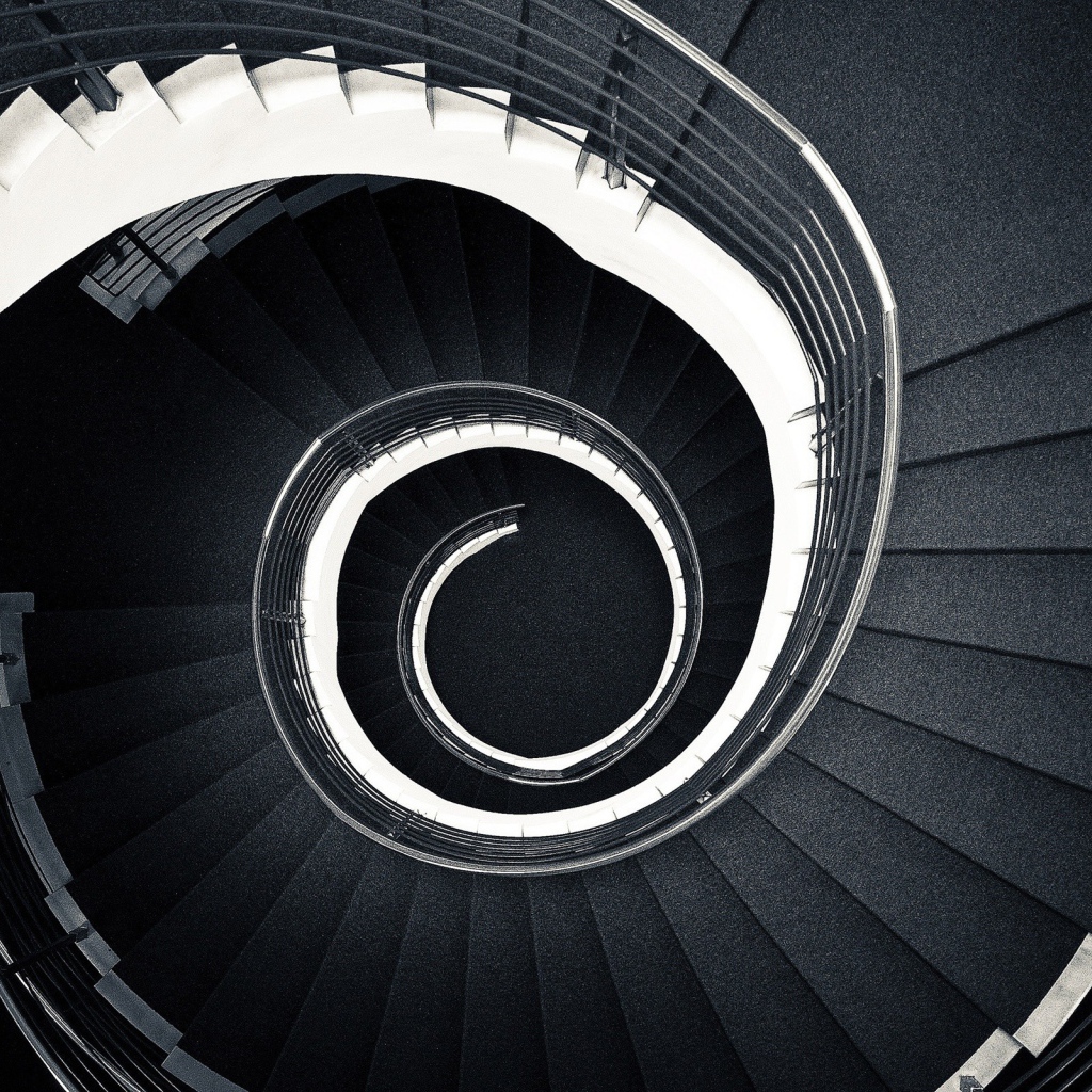 Черно белая Винтовая лестница