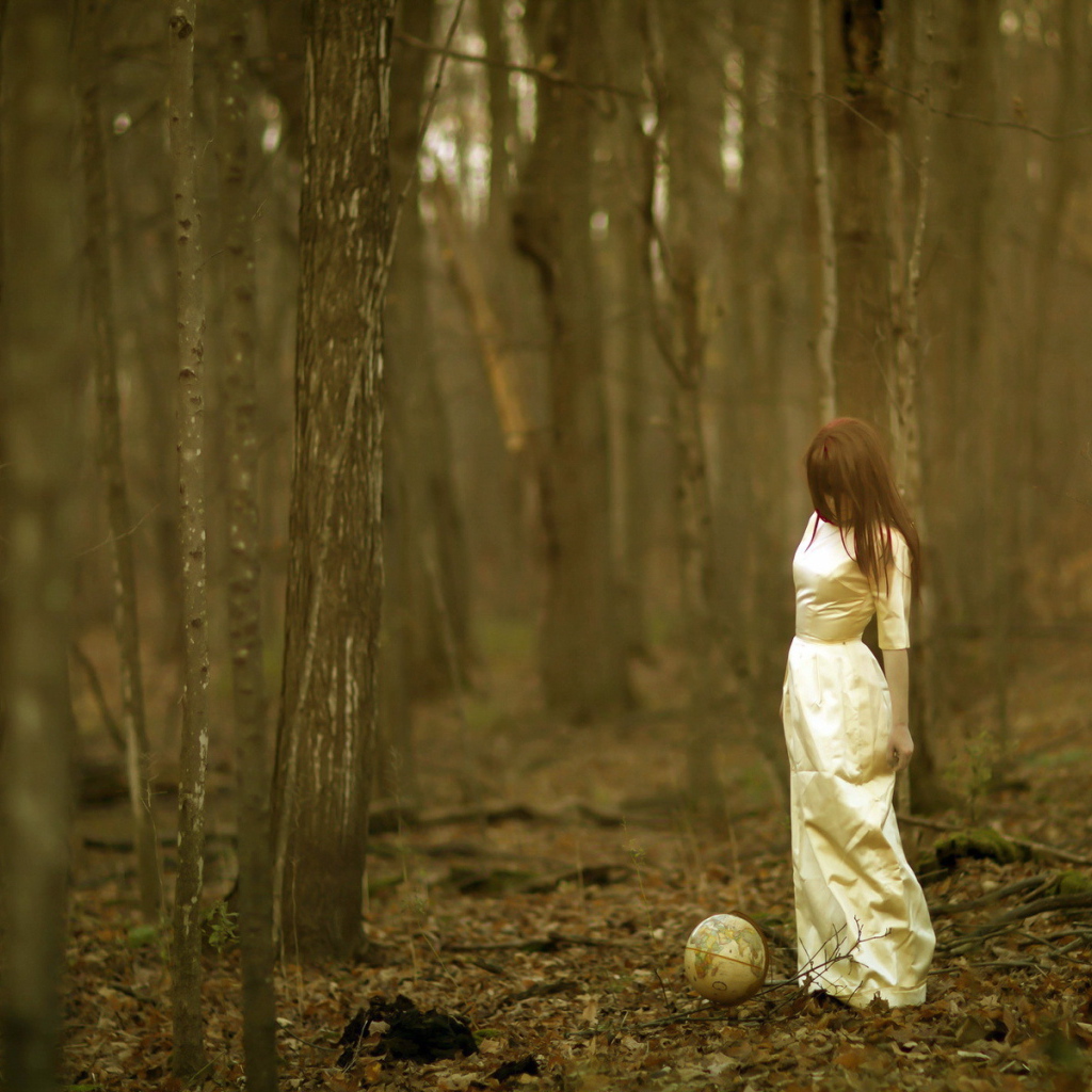 Девушка в лесу с глобусом