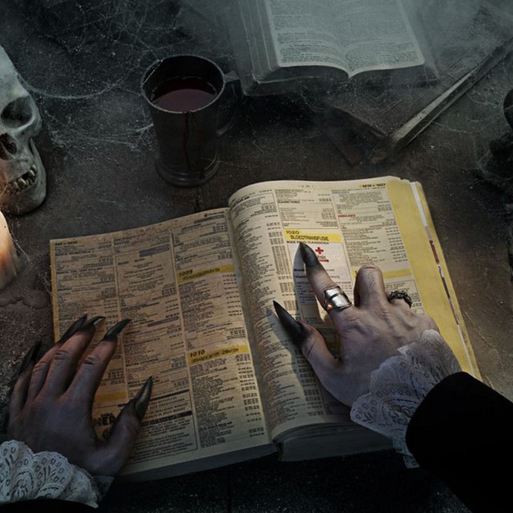 Руки с длинными ногтями