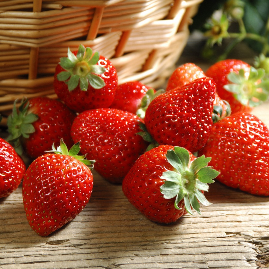 Клубника и корзинка