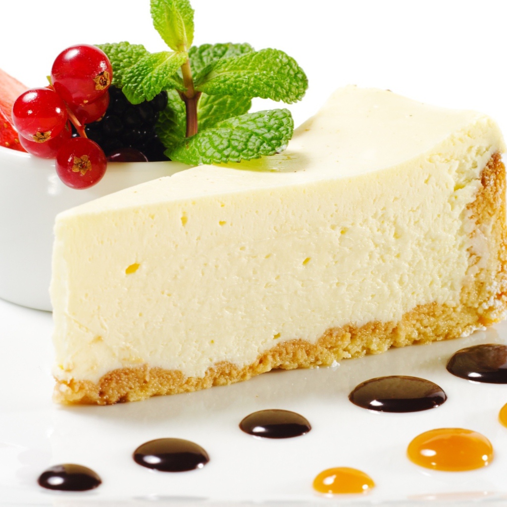 Пирожное с ягодами и шоколадом