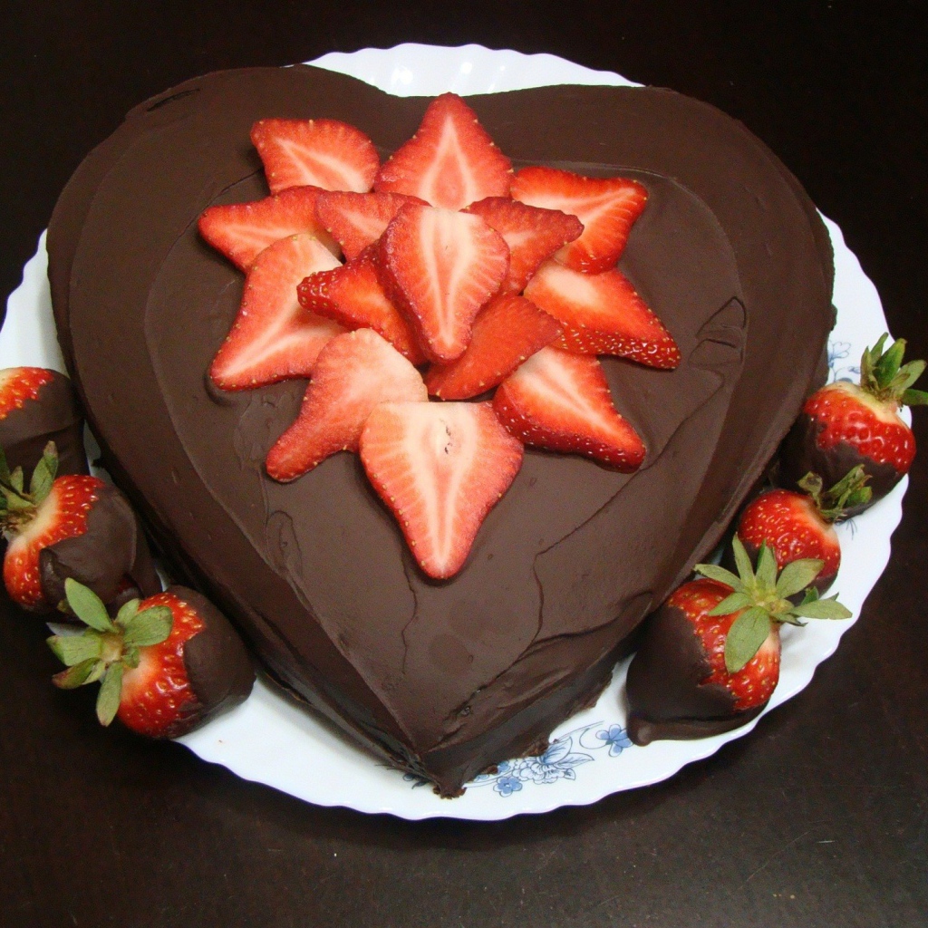 Торт в шоколаде с клубникой