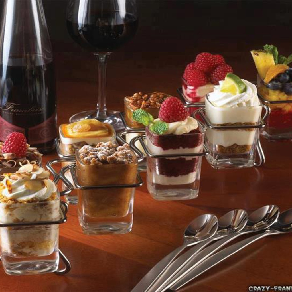 Десерт с красным вином