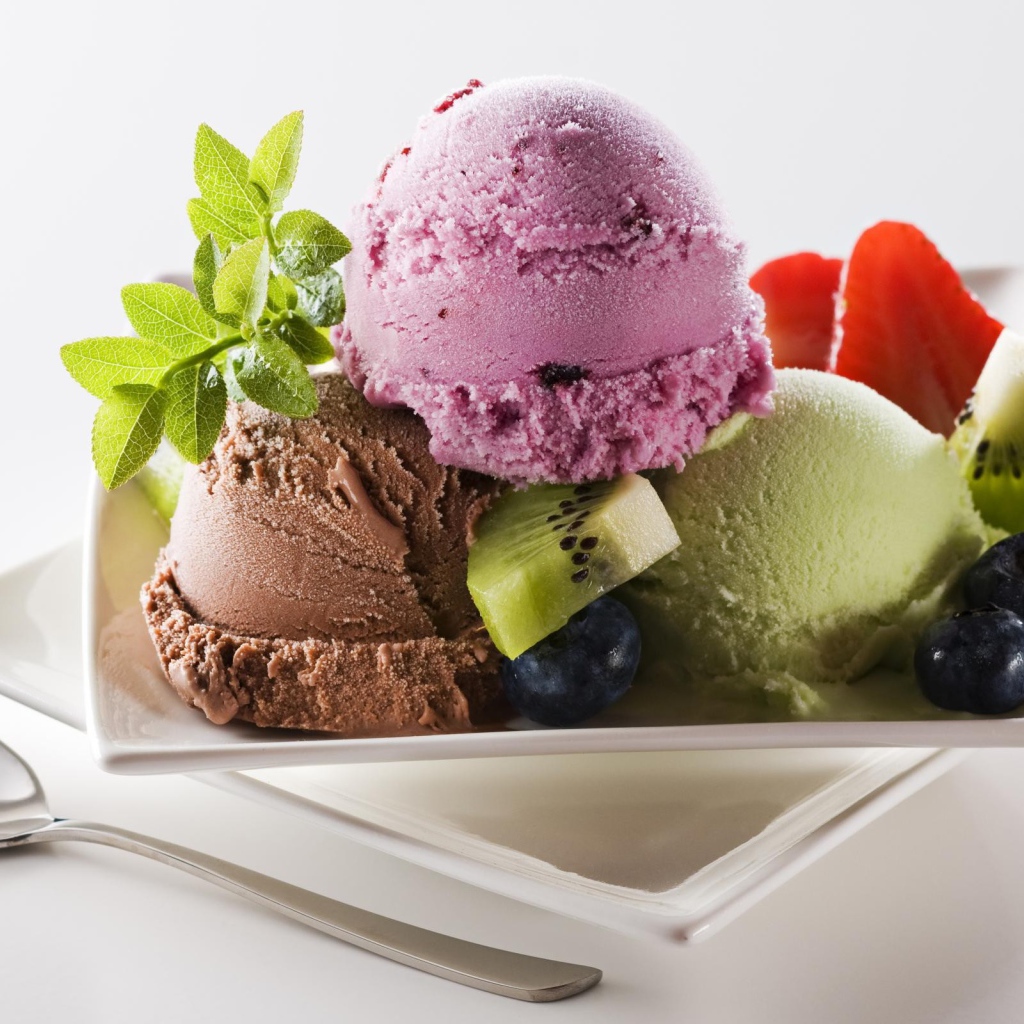 Мороженное и ягоды