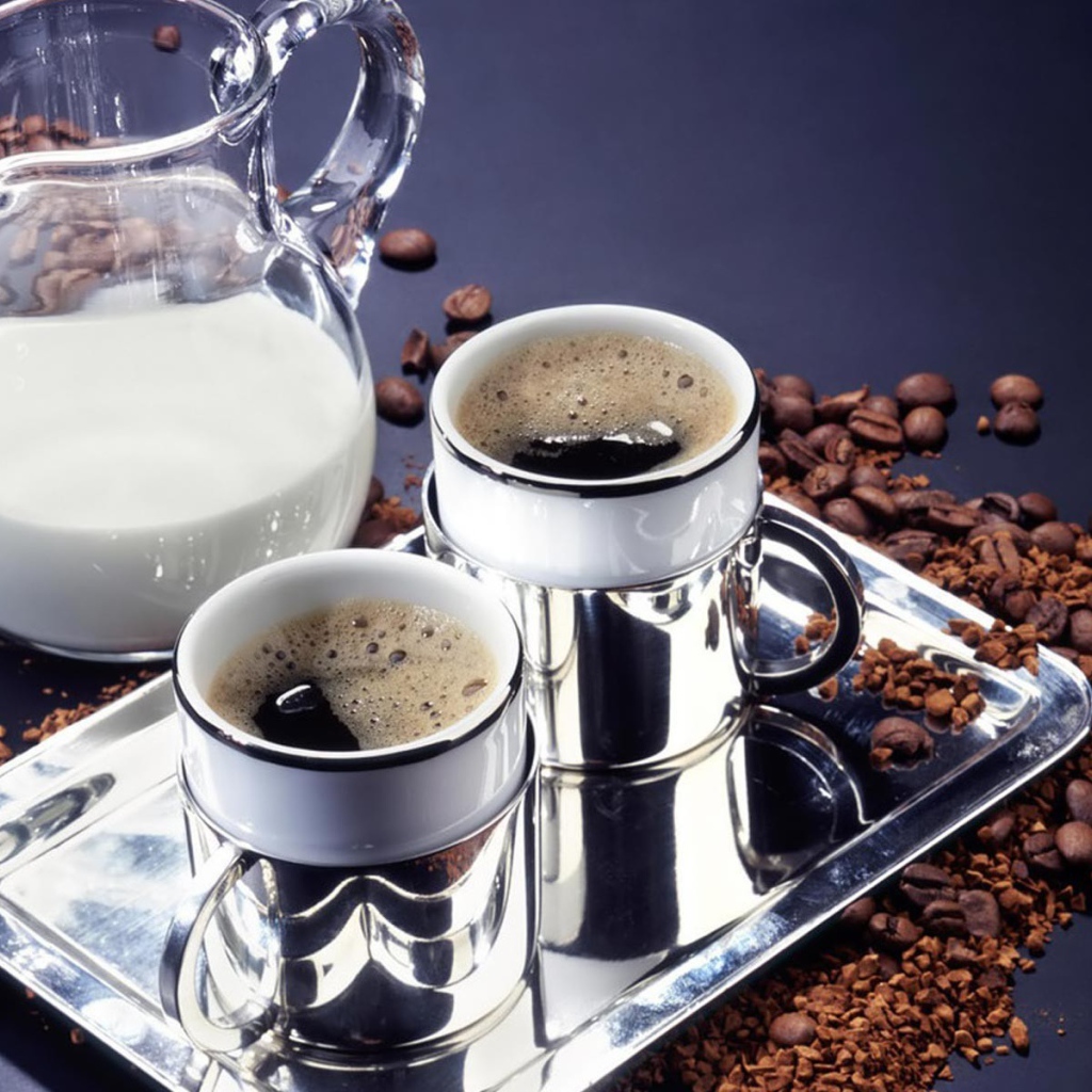 Черный кофе и молоко