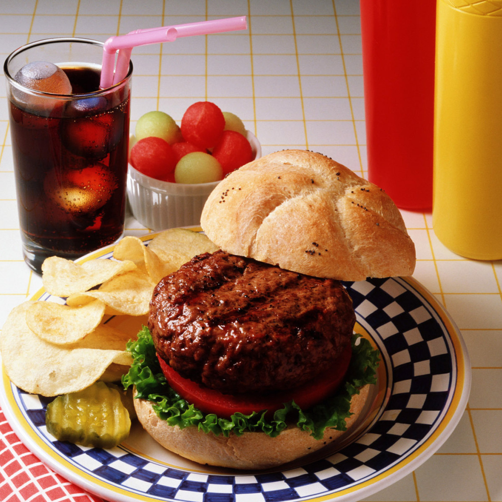 Гамбургер с чипсами