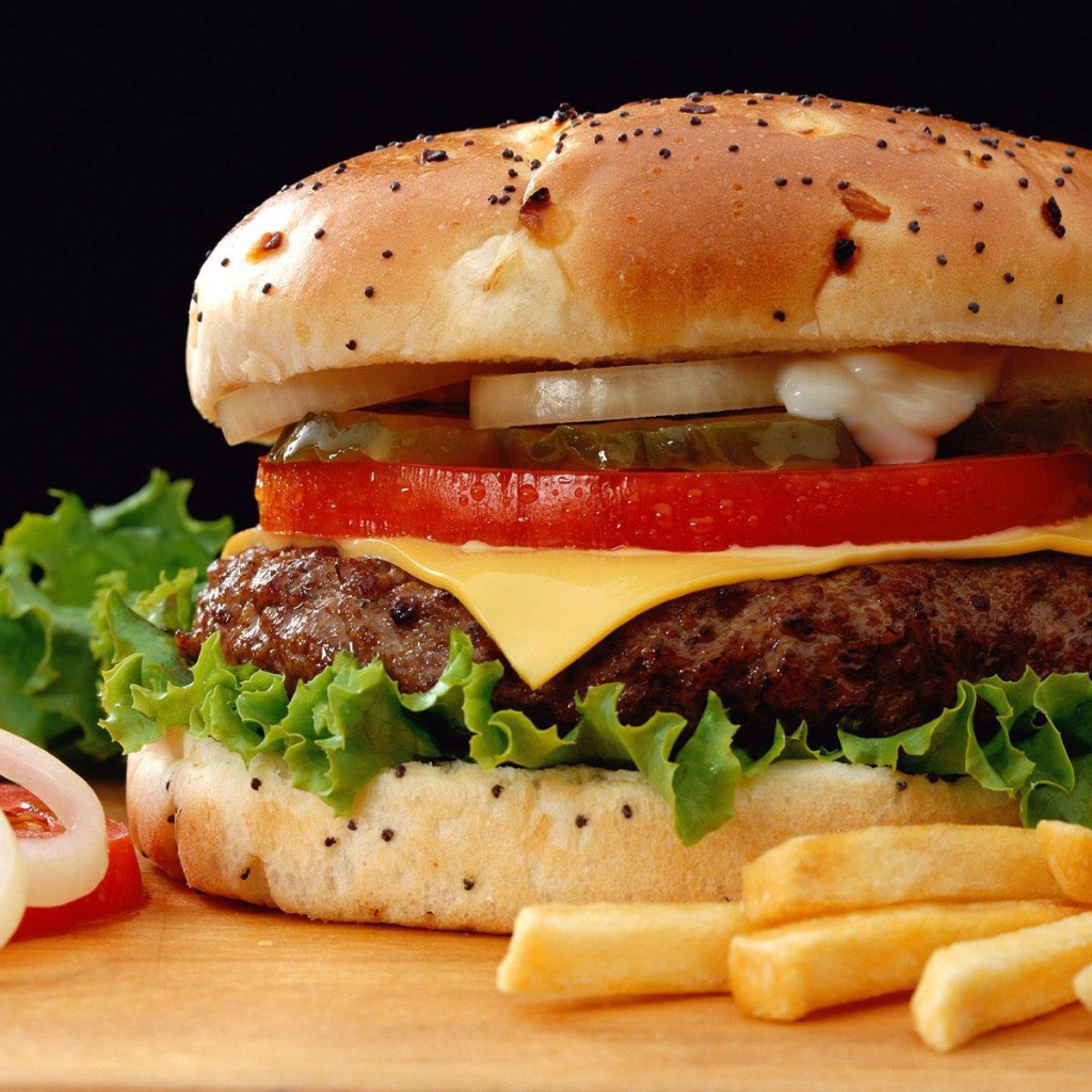 Чизбургер и картофель