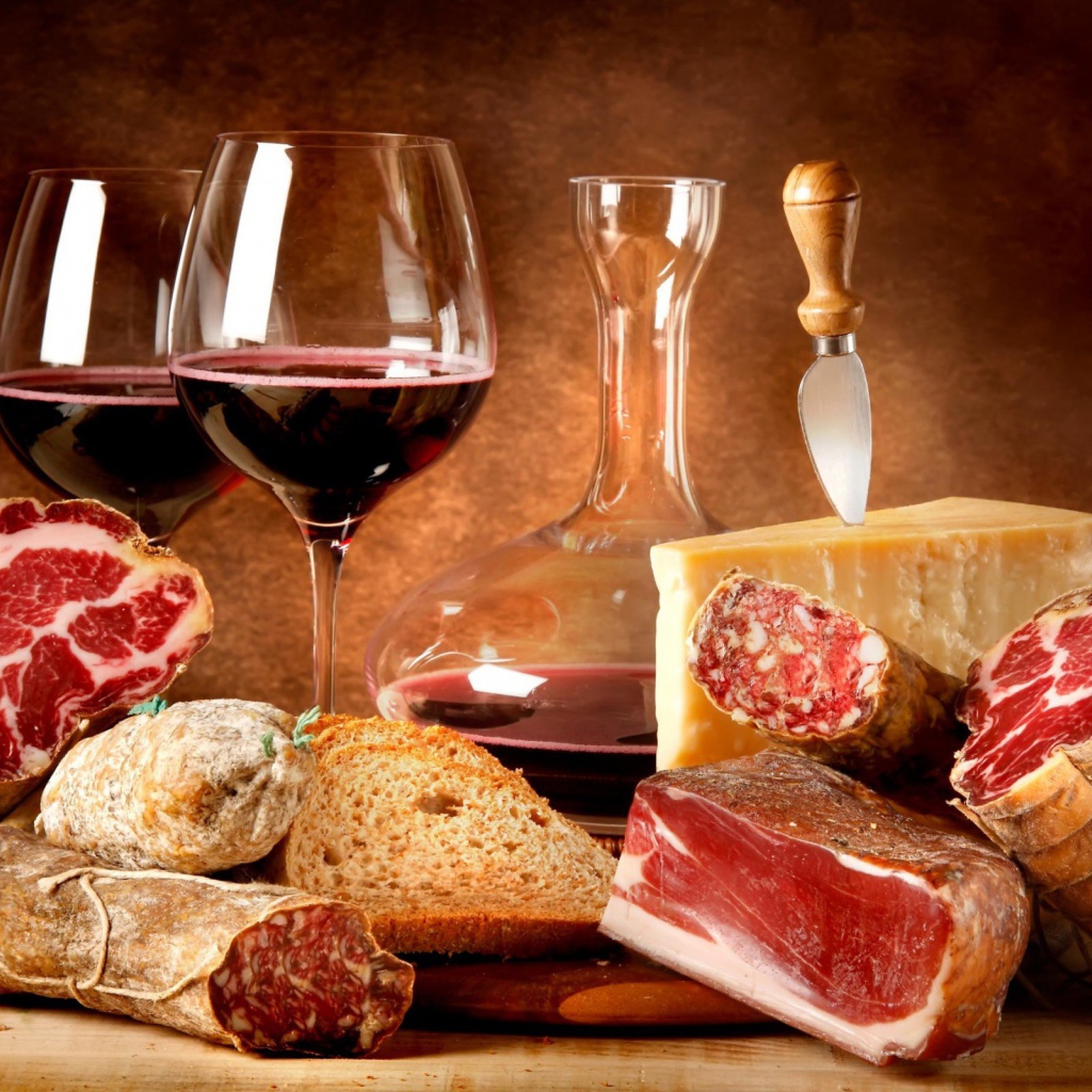 Мясные деликатесы и вино