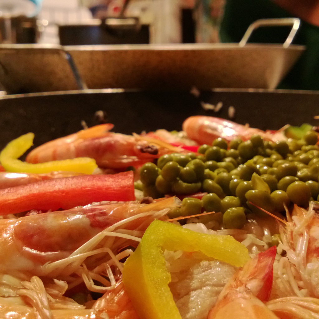 Креветки с зеленым горошком Паелья