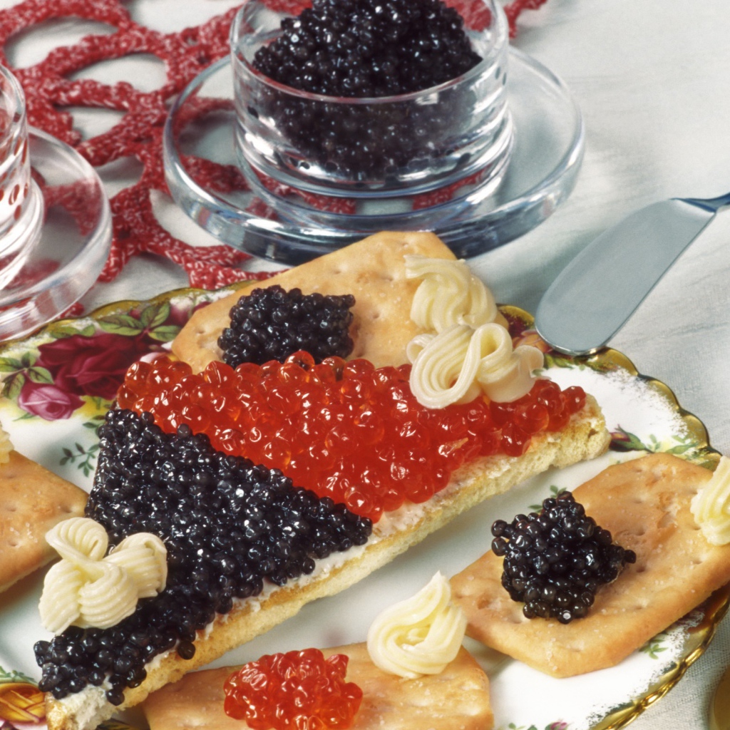 Бутерброд с черной и красной икрой икрой