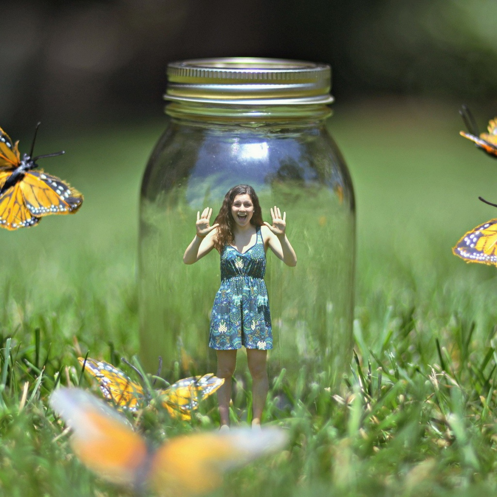 Девочка в банке