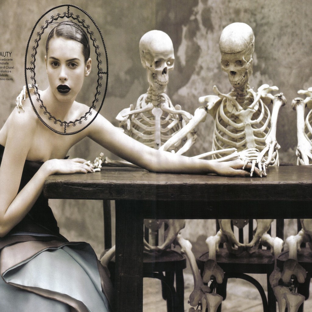 Девушка со скелетами за столом