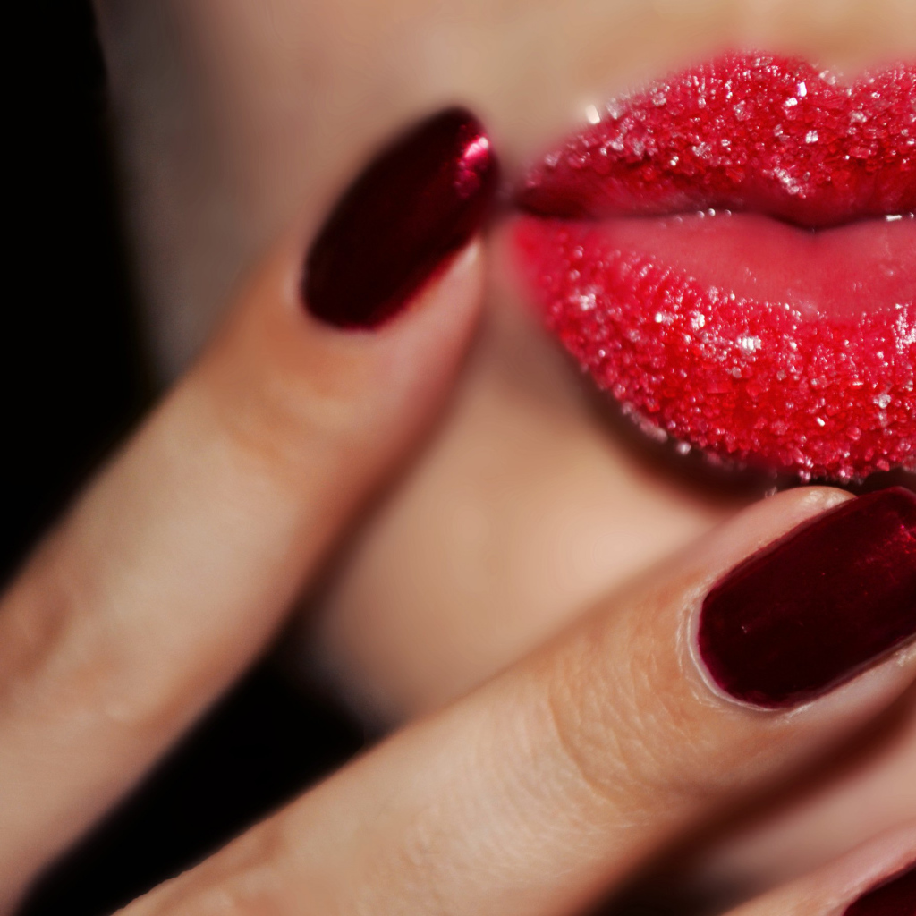 Красивые губы девушки в сахаре