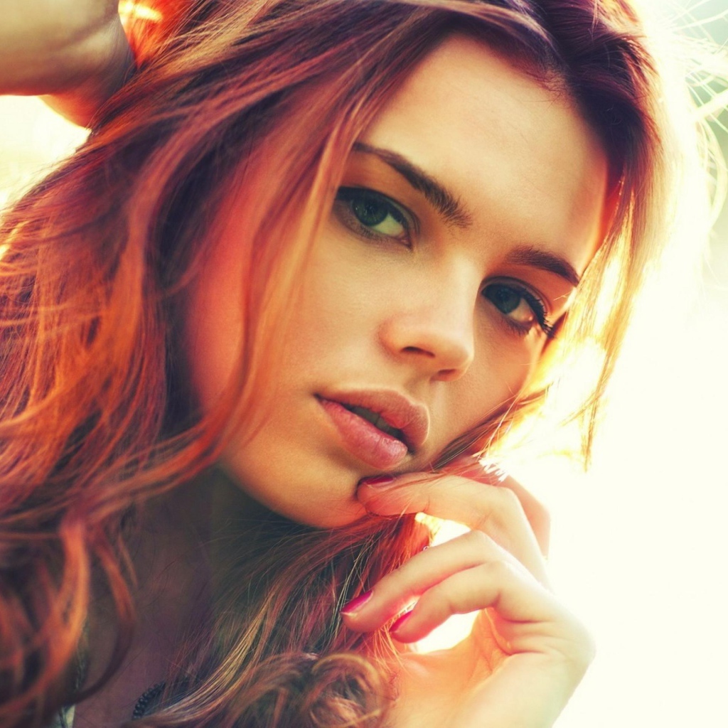 Красивая рыжая девушка