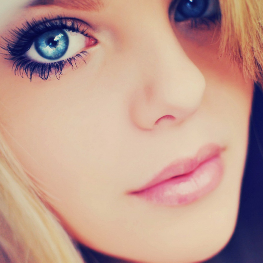Красивая девушка с голубыми глазами