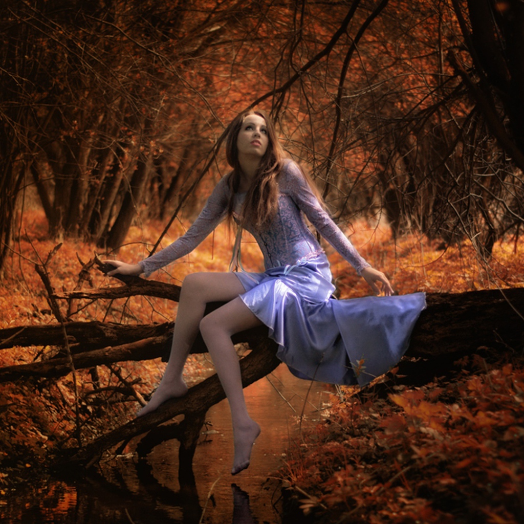 Девушка в осеннем лесу