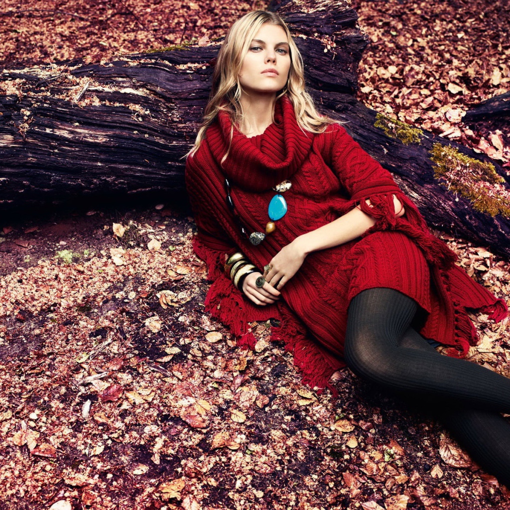 Красивая девушка в осеннем лесу