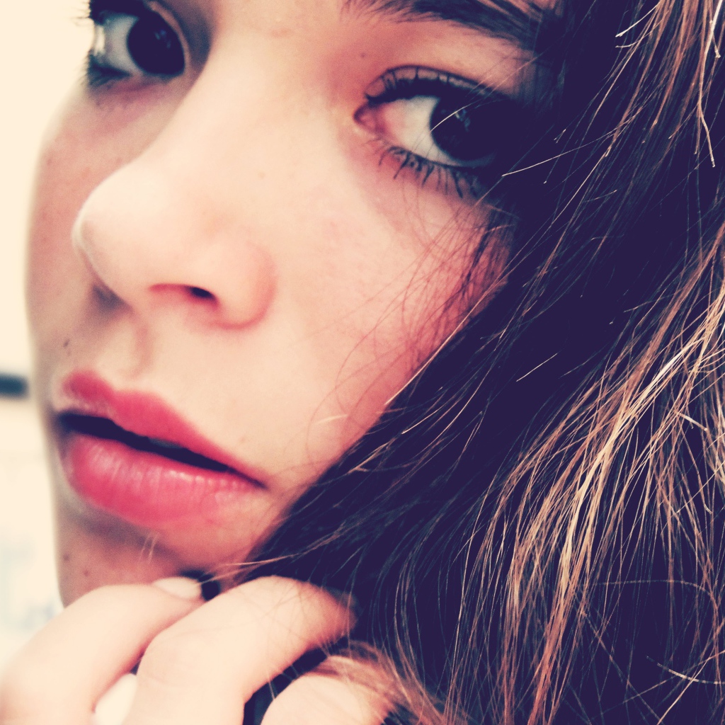 Взгляд брюнетки