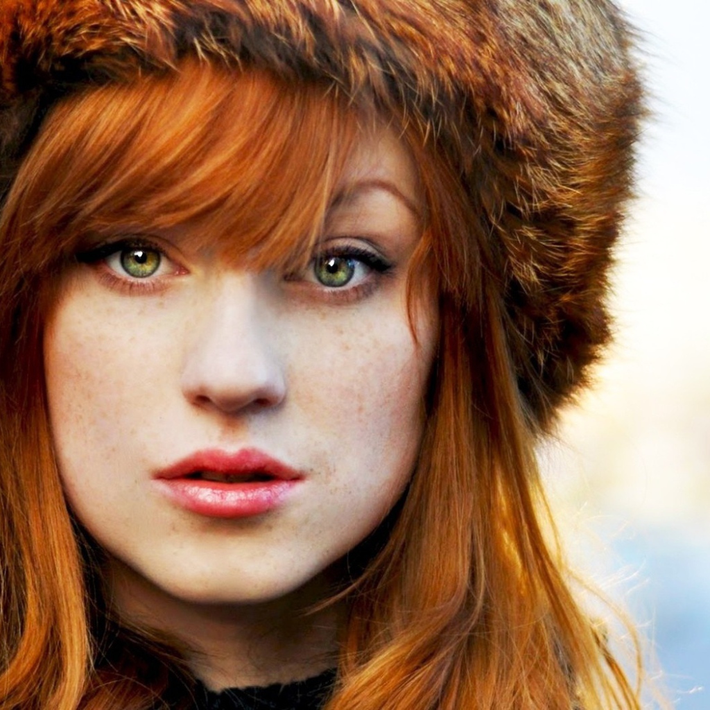 Рыжая в шапке