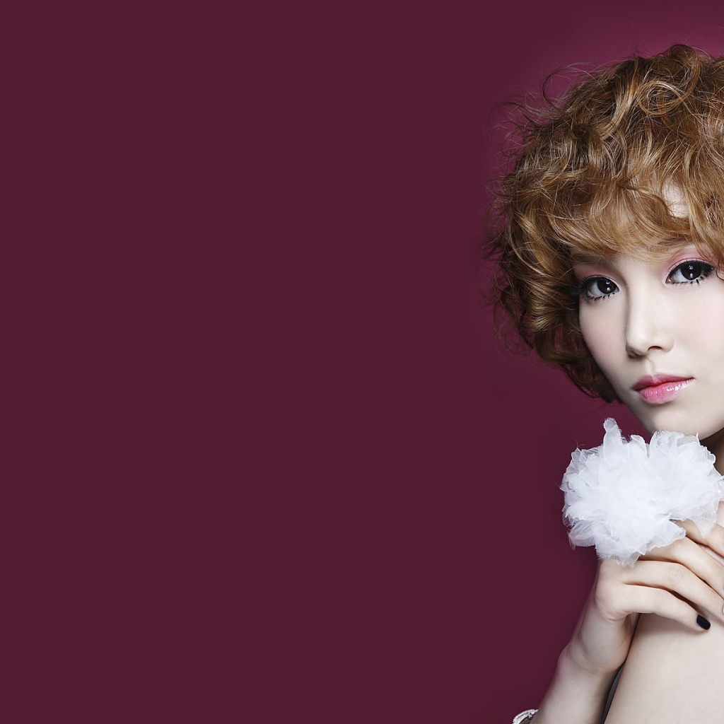 Девушка с птицей