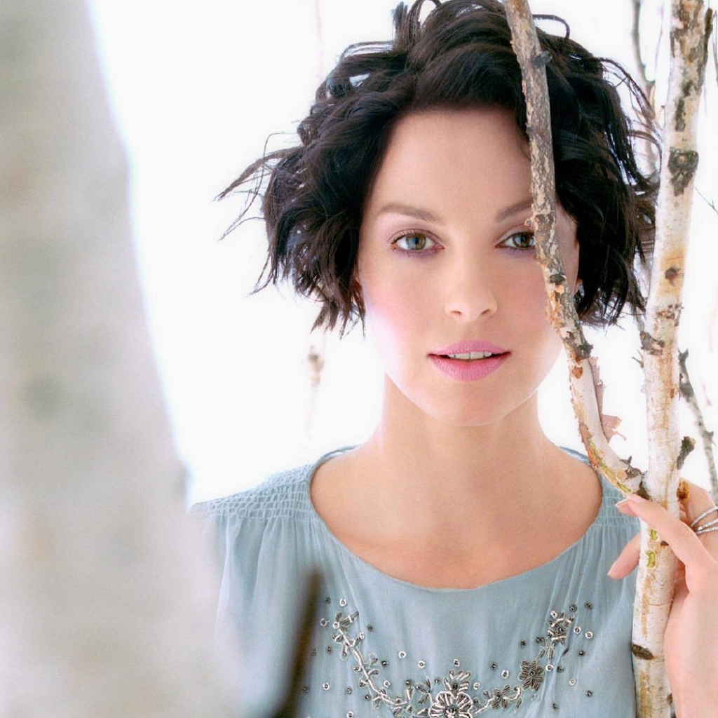 Эшли Джуд у березы