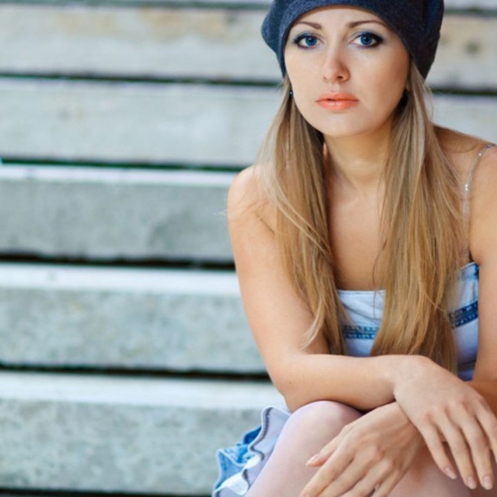Блондинка в синем берете