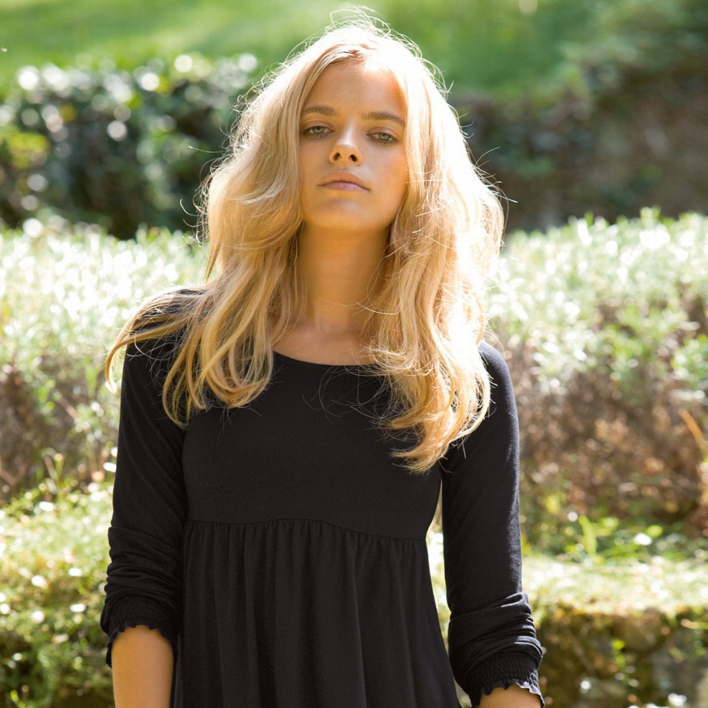 Блондинка в черном платье