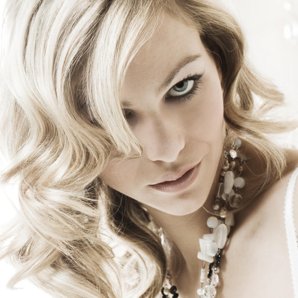 Блондинка с бусами