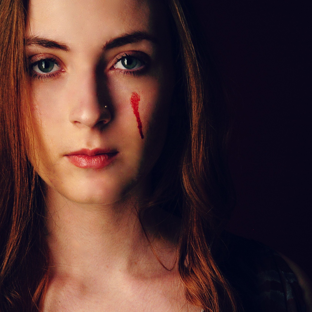 Кровавые слезы на лице