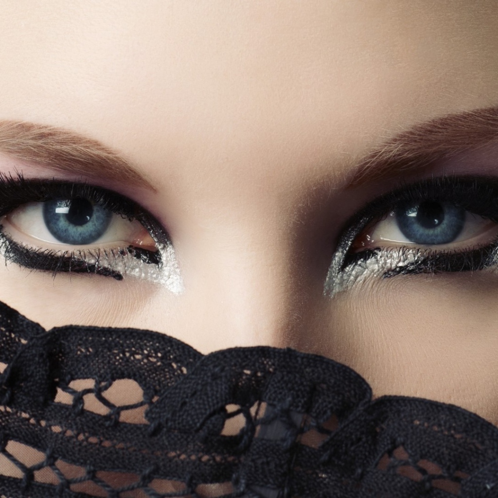 Голубые глаза в красивом макияже
