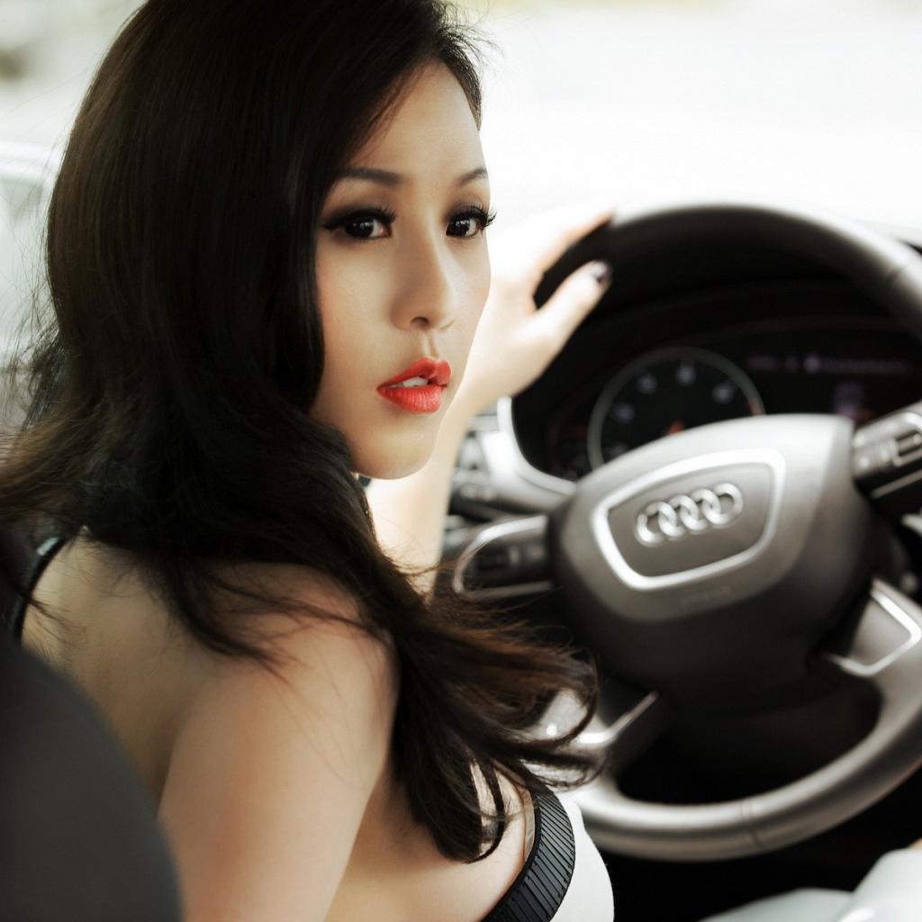 Брюнетка в Ауди