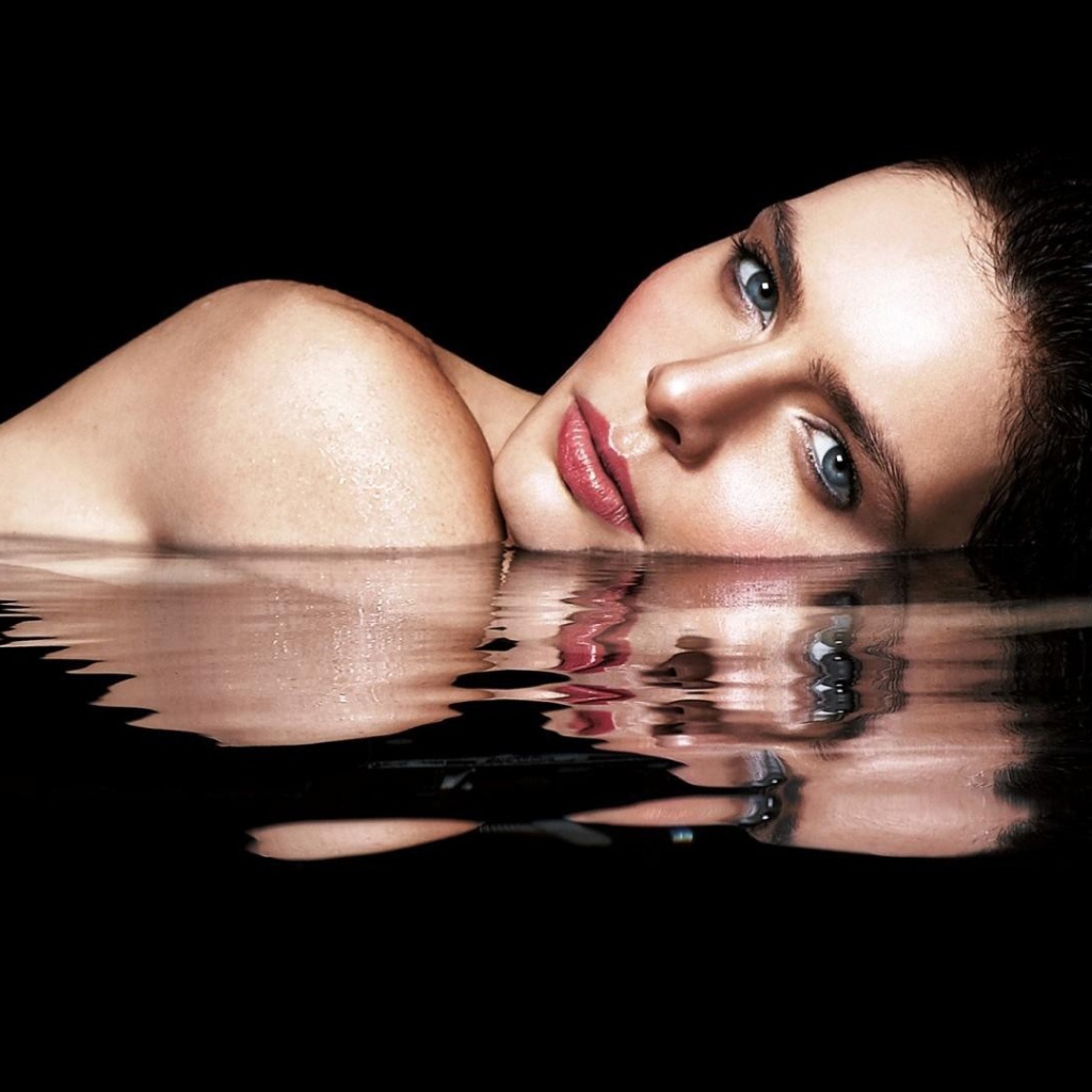 Брюнетка в воде