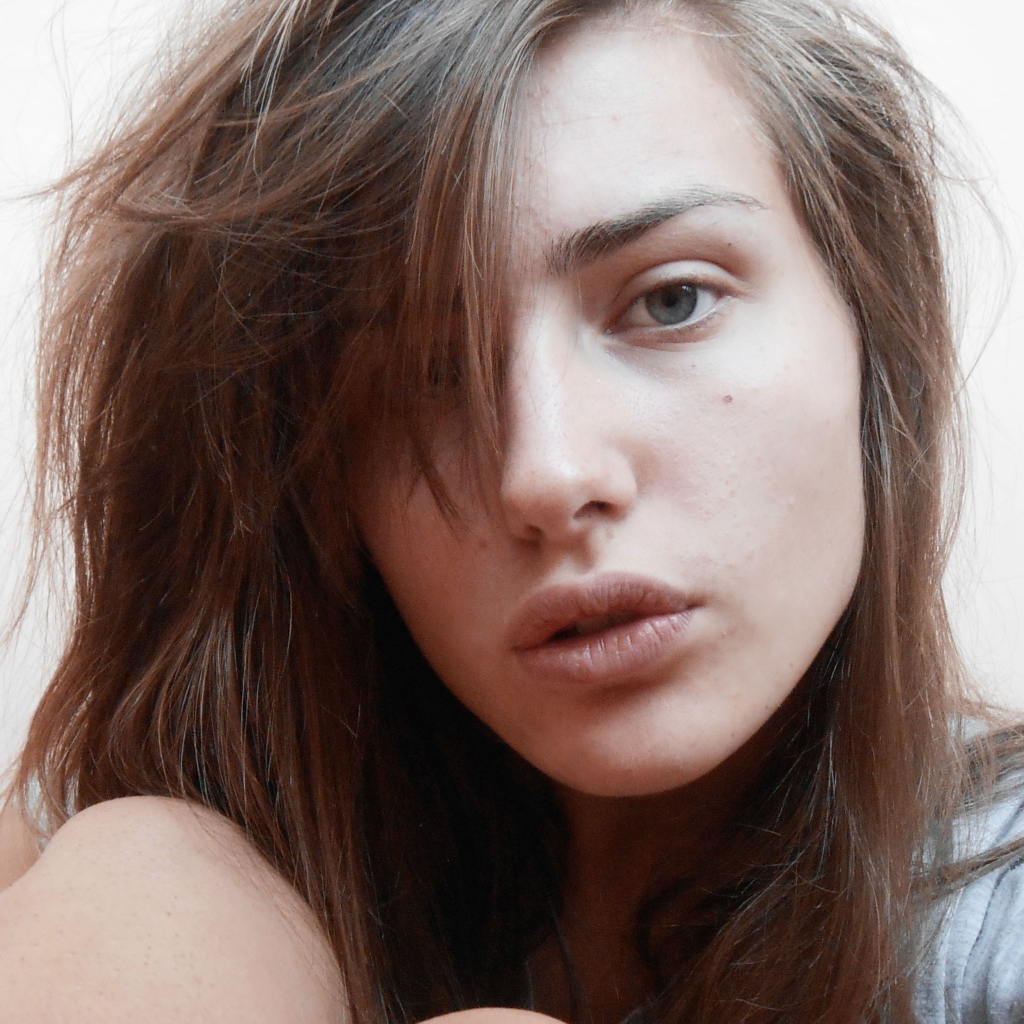 Девушка с грустными глазами