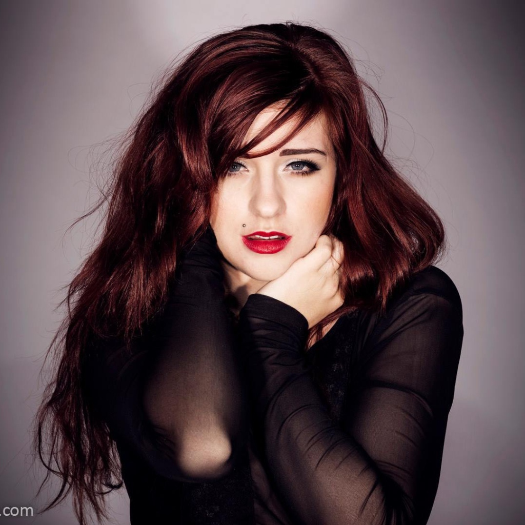 Брюнетка с красными губами