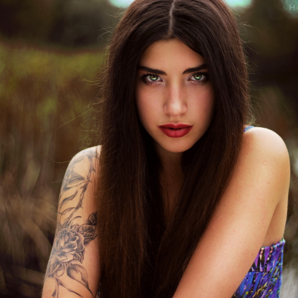 Брюнетка с распущенными волосами