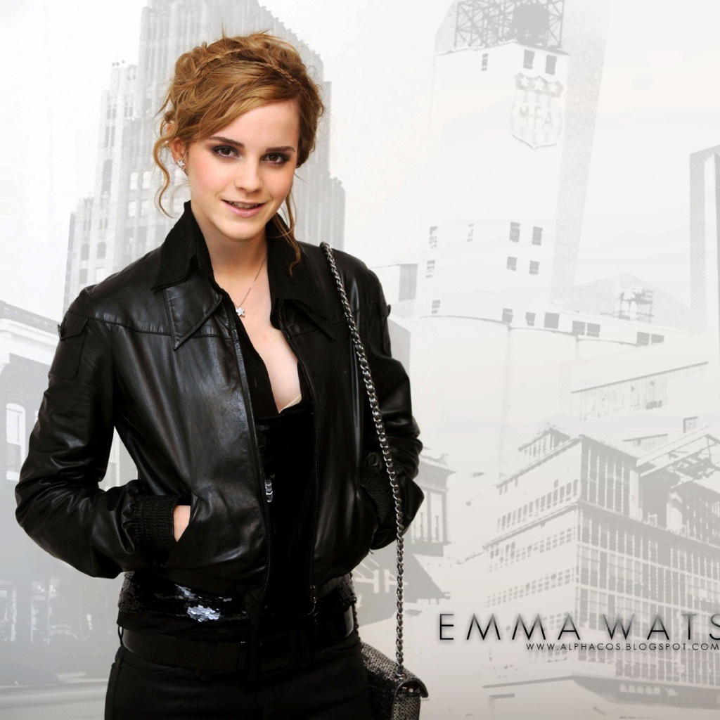 Эмма Ватсон в черной куртке