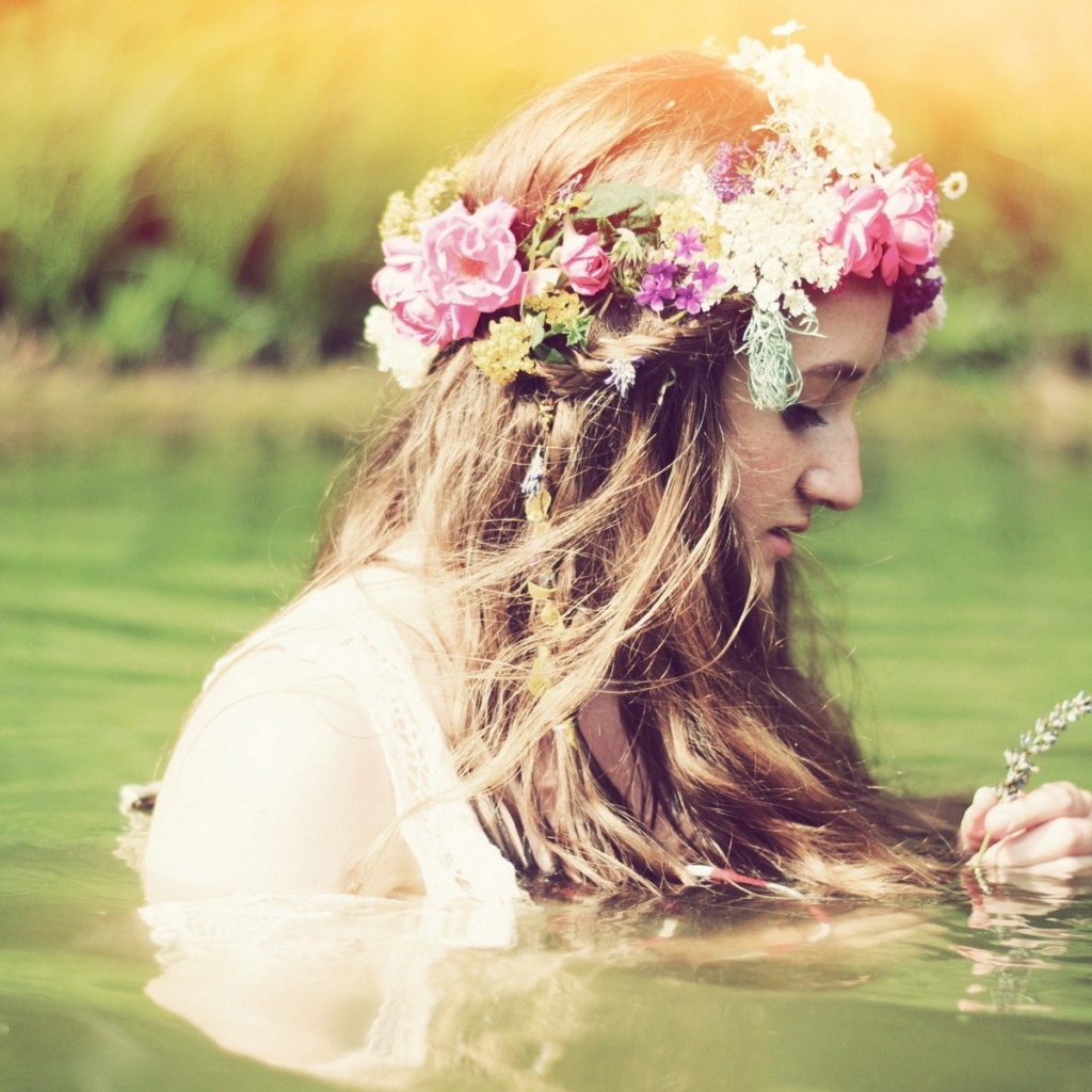 Девушка купается с венком на голове