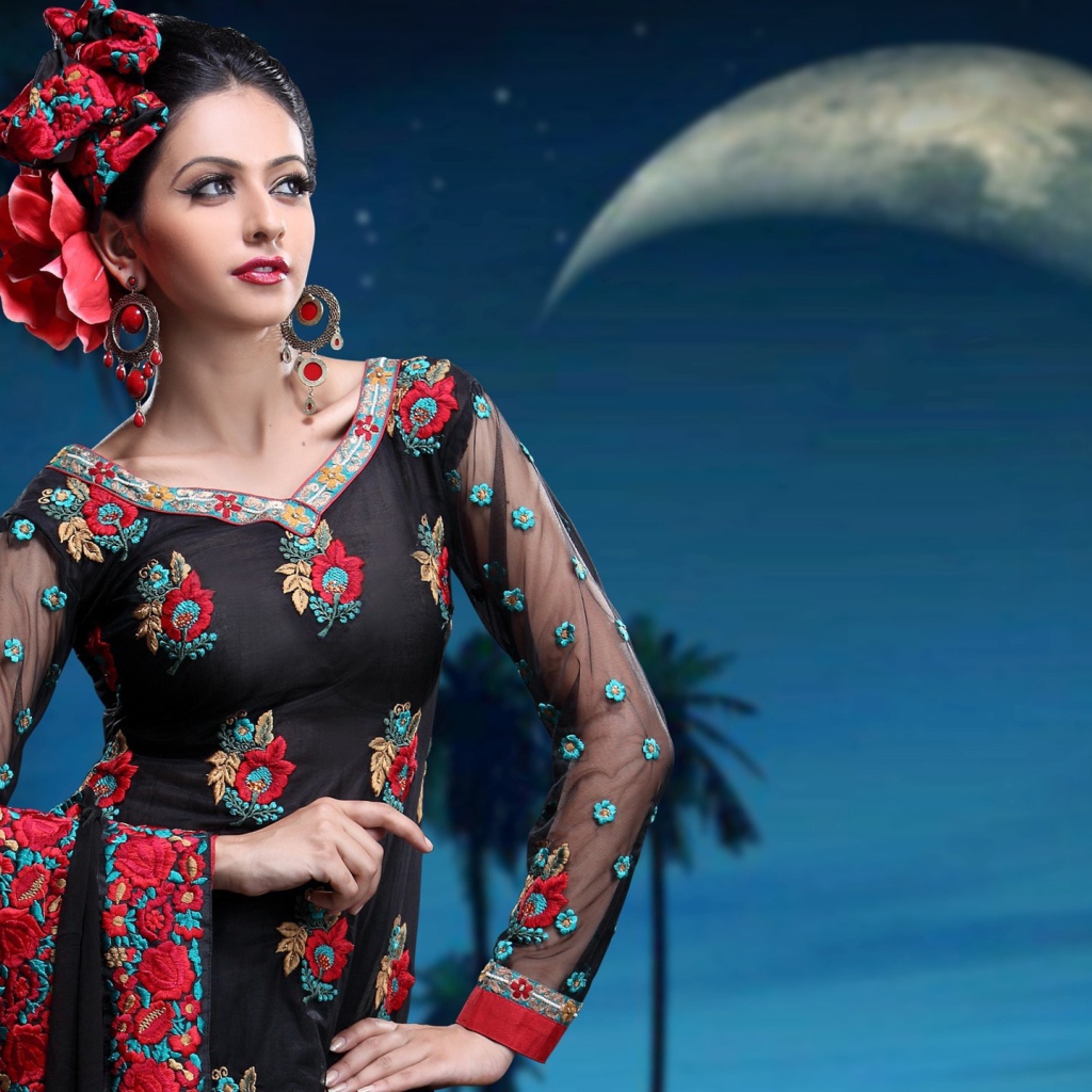 Девушка в цветастом платье