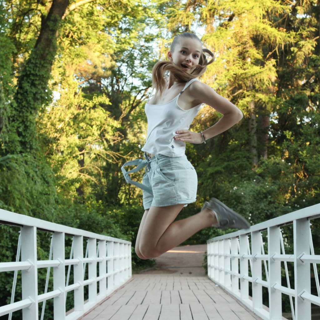 Девушка в прыжке