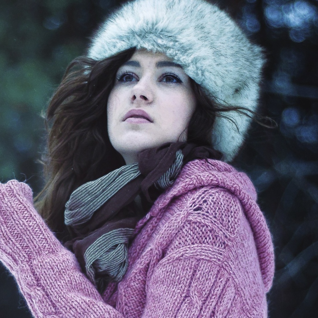 Девушка в свитере и шапке