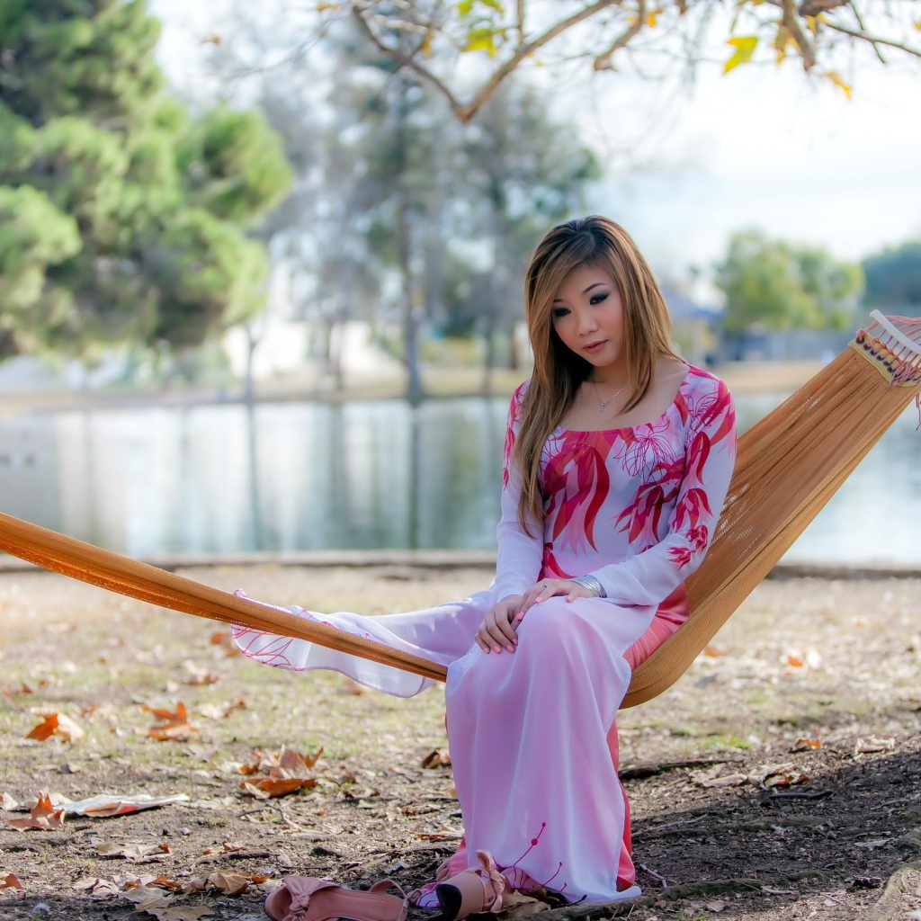 Девушка на гамаке