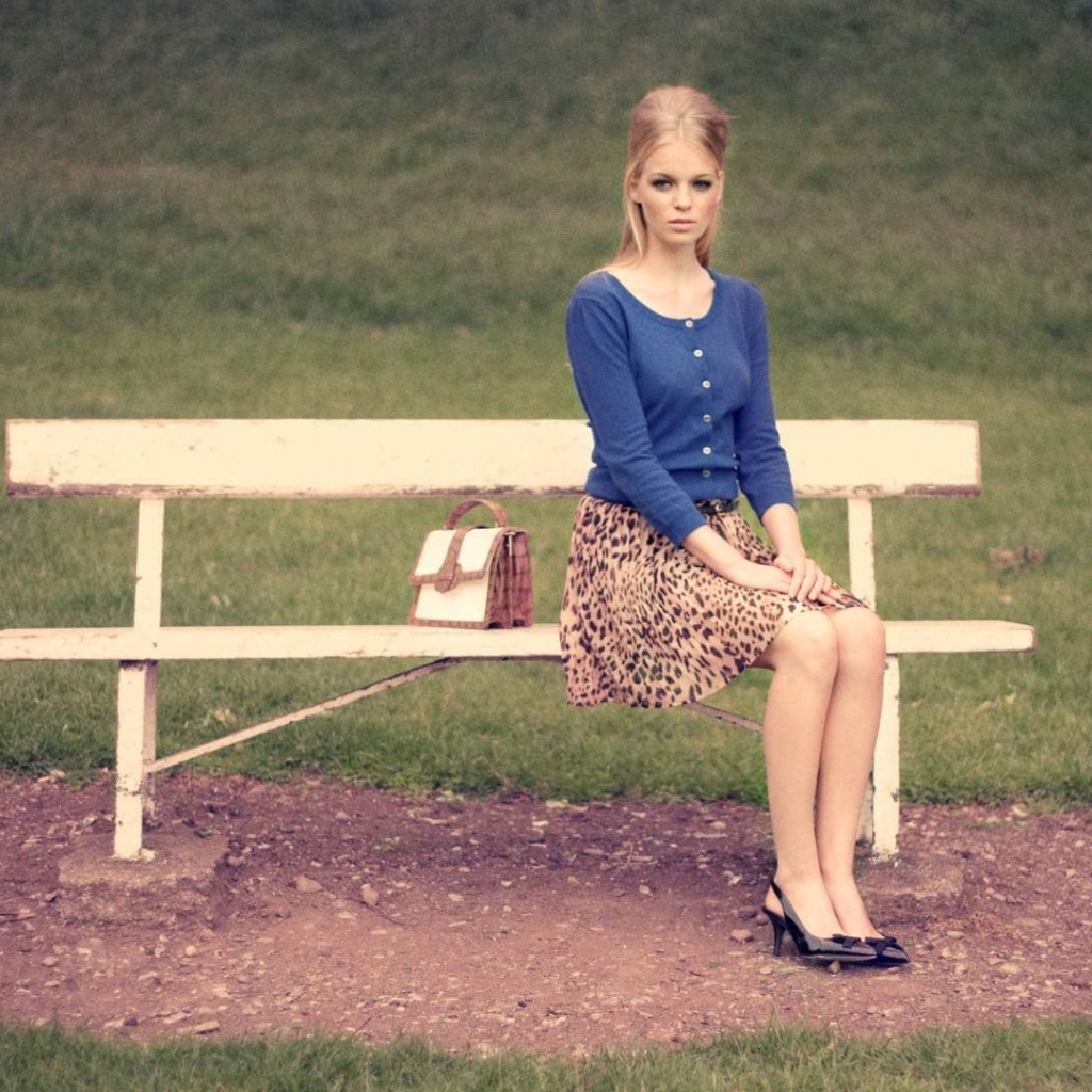 Девушка сидит на лавочке