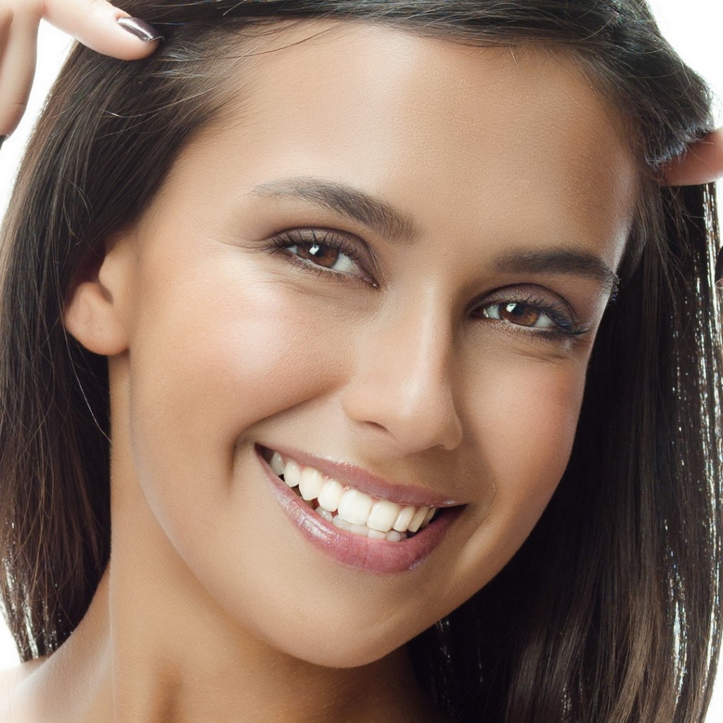 Девушка с очаровательной улыбкой