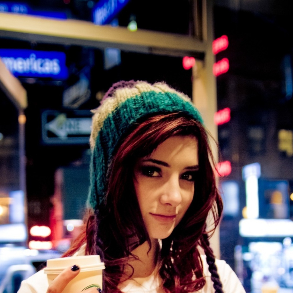 Девушка в шапке  со стаканом