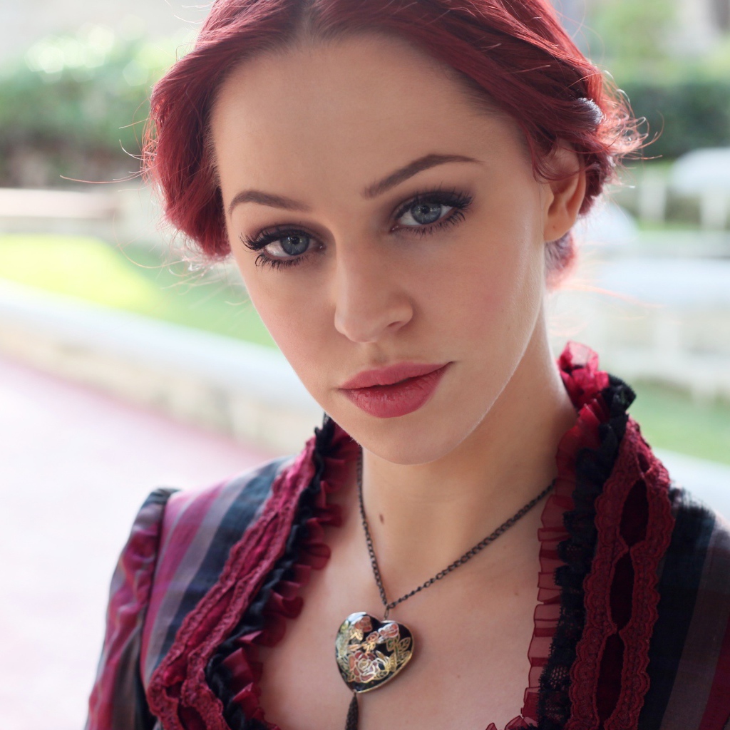 Девушка с кулоном