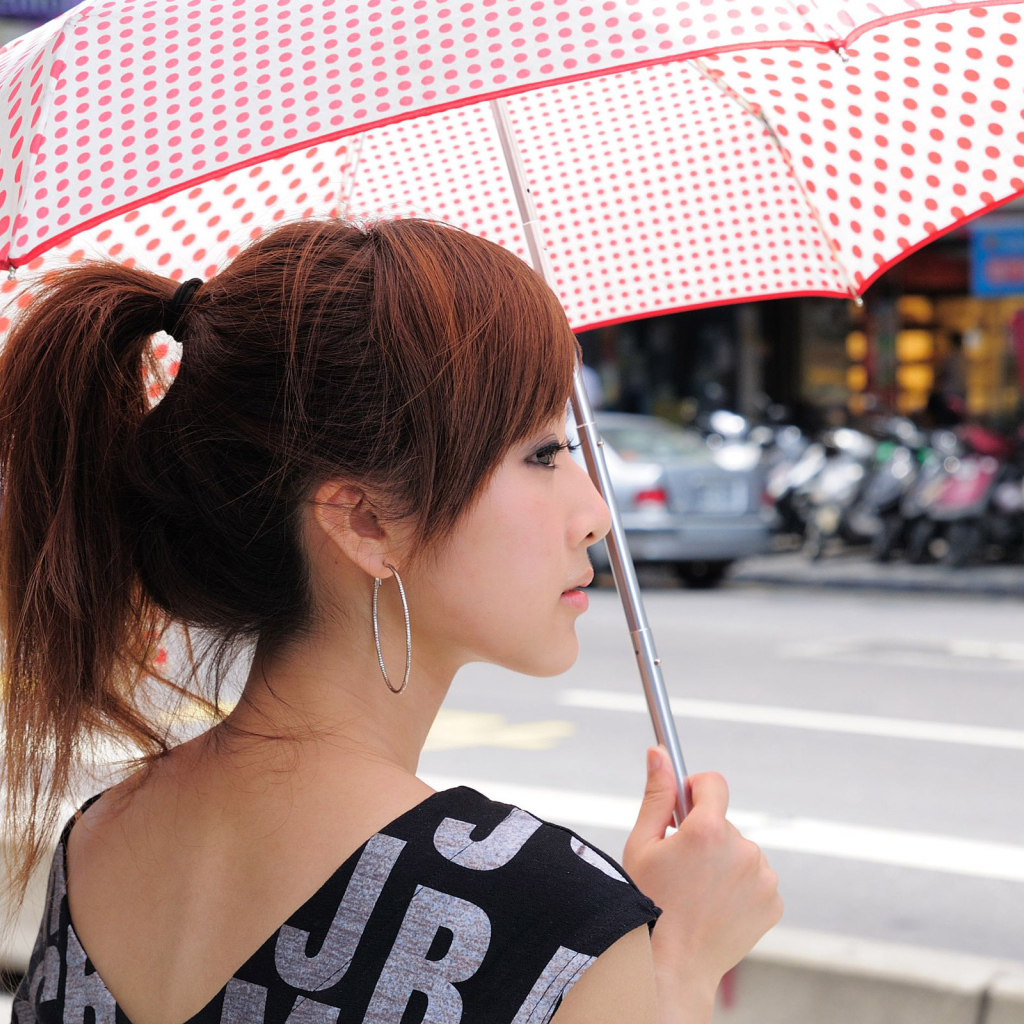 Японская девушка с зонтиком