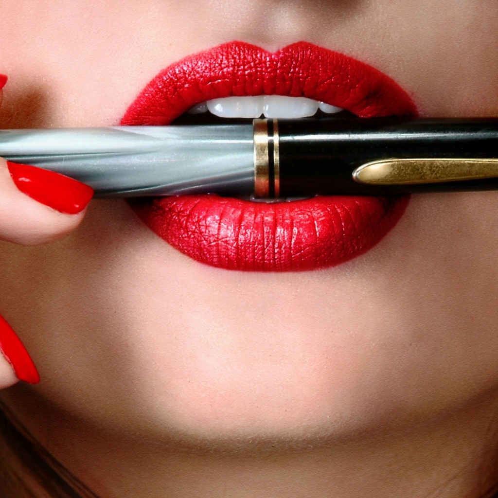 Авторучка в белых зубах