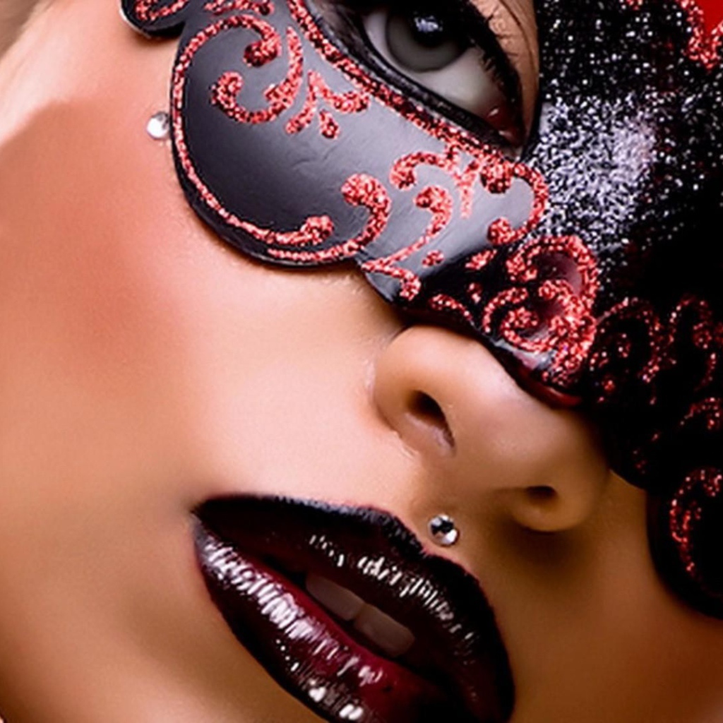 Портрет девушки в черной маске